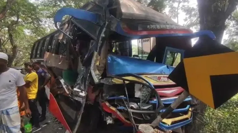 দুই বাসের ভয়াবহ সংঘর্ষ 